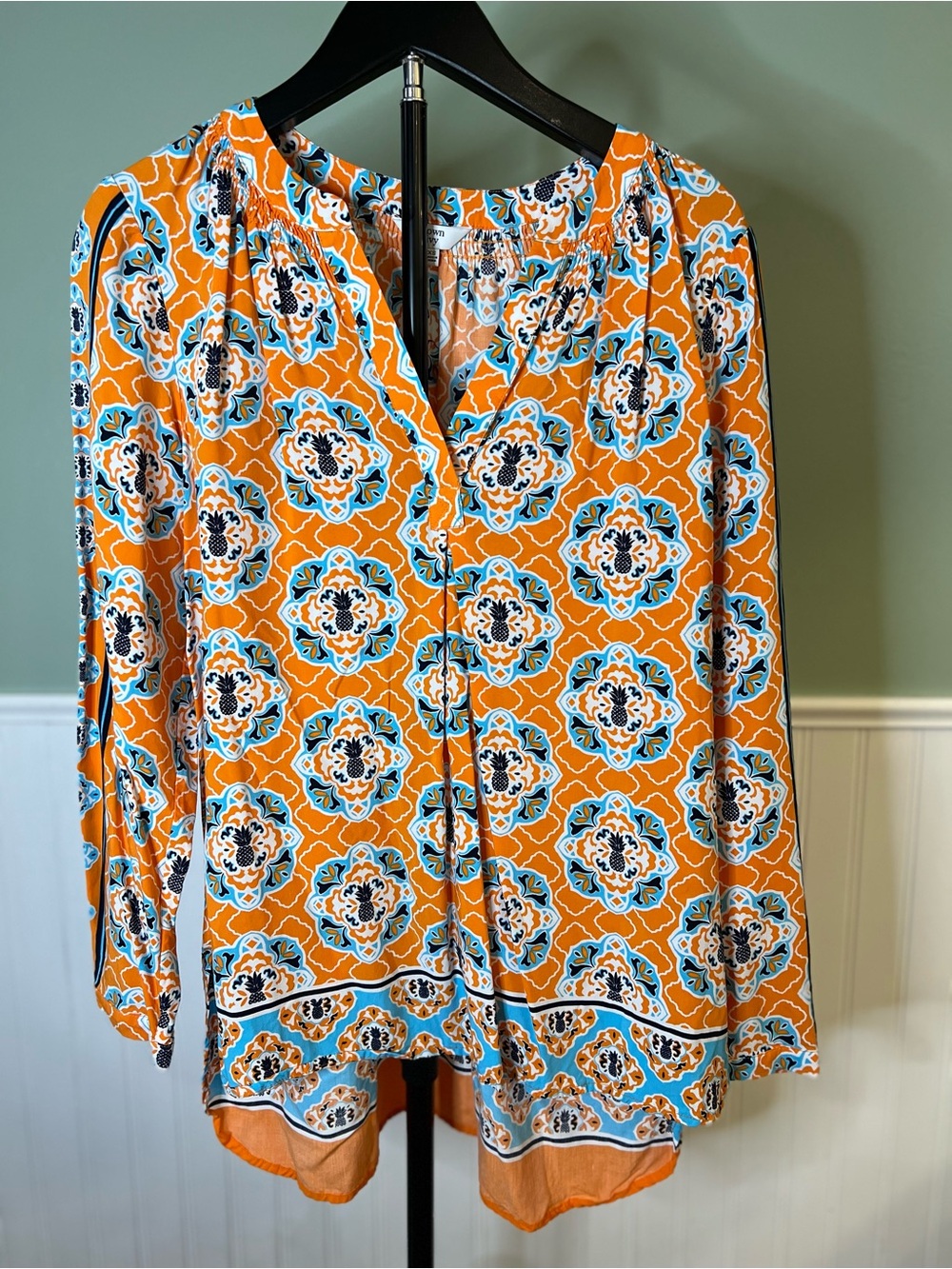 crown & ivy Orange Medallion-Print V-Neck Light weight Blouse. Size XS